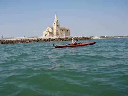 Evi vor der Kirche von Caorle